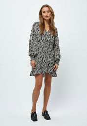 Minus Eriana Kort Slå-Om Kjole Kjoler 9041P Black Flower Print