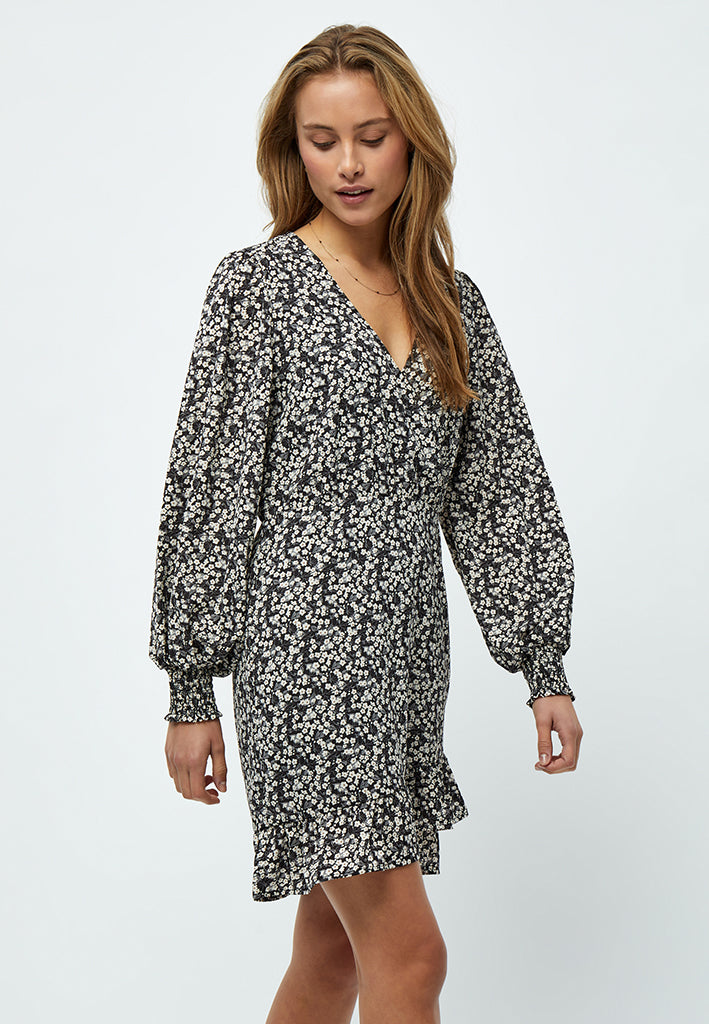 Minus Eriana Kort Slå-Om Kjole Kjoler 9041P Black Flower Print